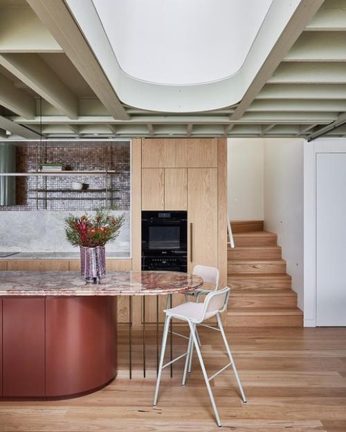 Крутой интерьер, который хочется очень долго рассматривать.