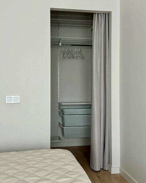 Интерьер получился спокойным, выверенным и очень Жилым. 09