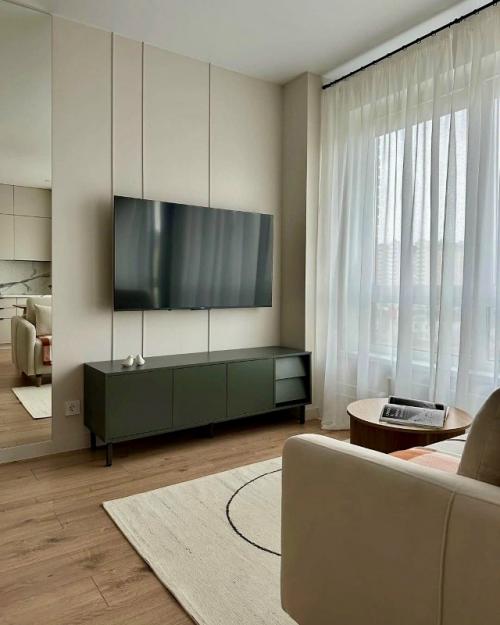 Интерьер получился спокойным, выверенным и очень Жилым. 01