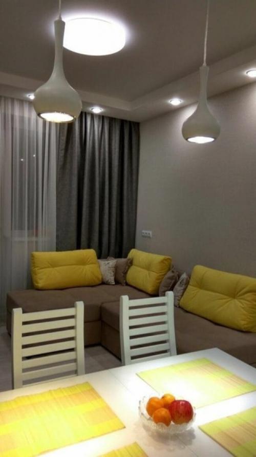 Яркий ремонт.  Солнечно, даже в самый хмурый день. 01