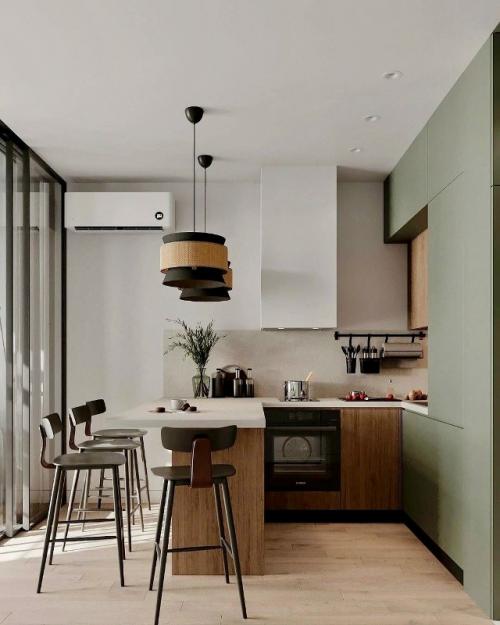 Небольшая студия с мягкой цветовой палитрой.

