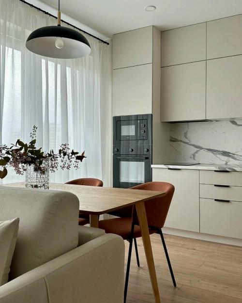 Интерьер получился спокойным, выверенным и очень Жилым. 03