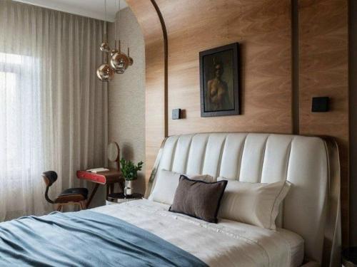 Деревянные панели в спальне: уют, который чувствуется.

