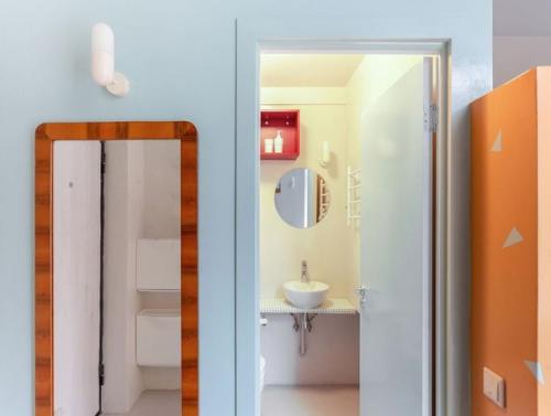 Всего 17 м 2, но при этом очень спокойно и даже просторно. 02