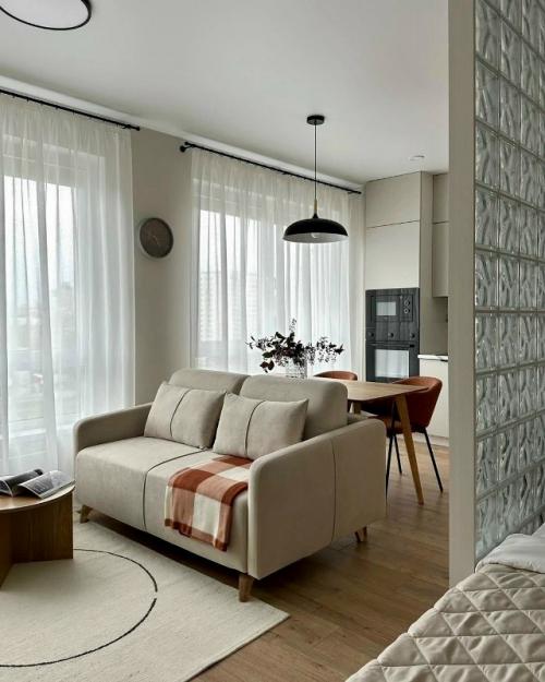 Интерьер получился спокойным, выверенным и очень Жилым. 02