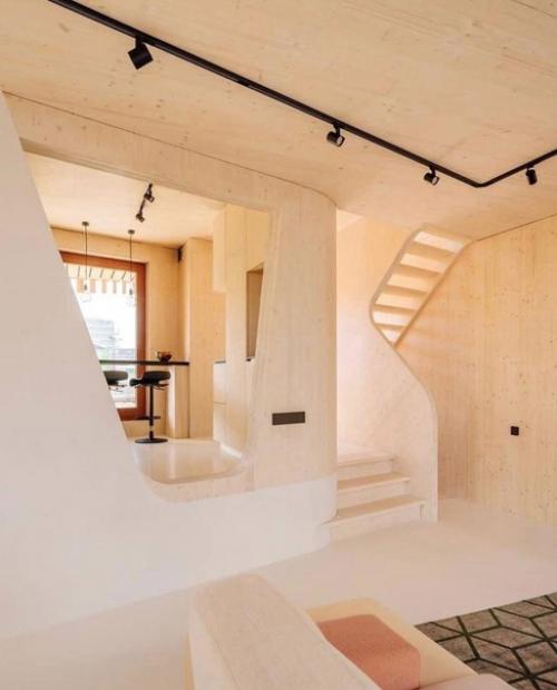 Дом с деревом, как снаружи, так и внутри.