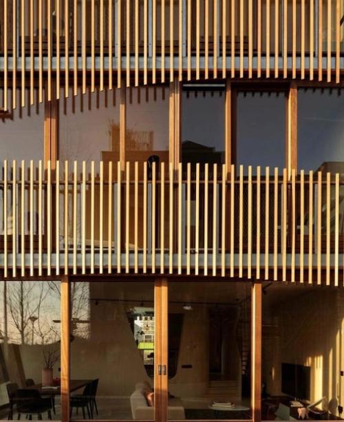 Дом с деревом, как снаружи, так и внутри. 02