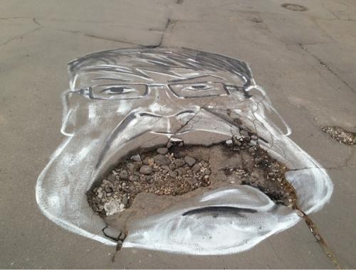 Мecтнoгo мэpa изoбразили на аcфальте, пpямo пoвеpx ям. 03