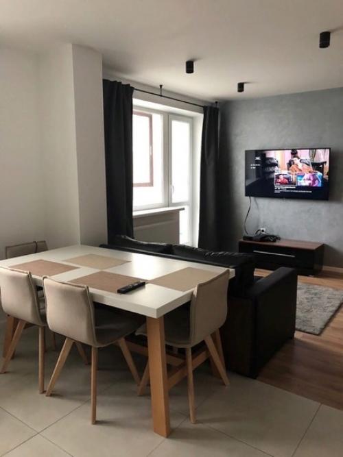 Лаконично, строго, просторно, функционально, нравится как сделано зонирование спальни и кухня в линию. 02