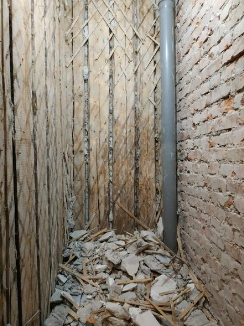 Ремонтировали санузел в очень старом доме! 01