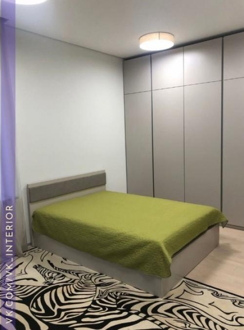 Шикарная комната - большая площадь и два окна.