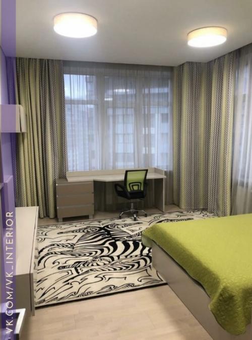 Шикарная комната - большая площадь и два окна. 02