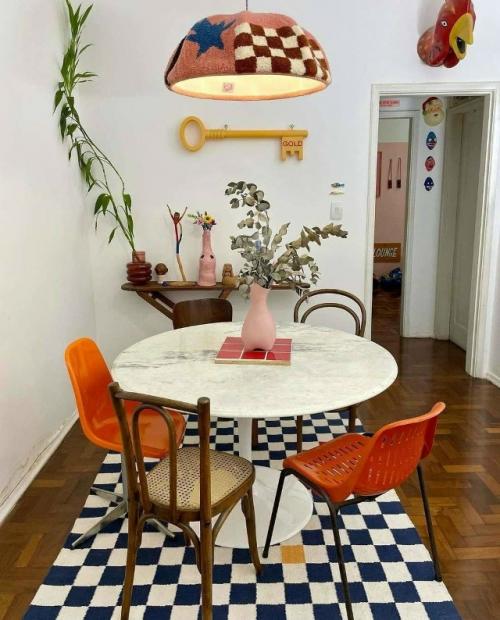 Разные стулья - один из самых эффектных приёмов. 02