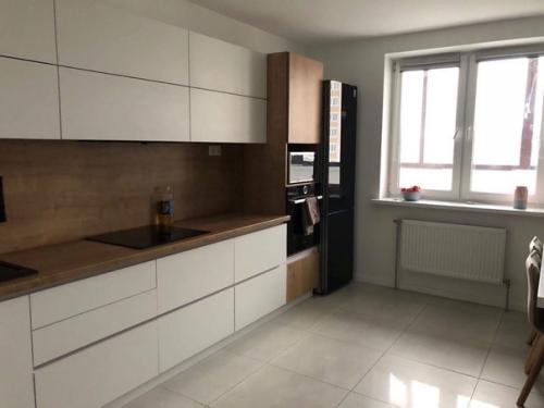 Лаконично, строго, просторно, функционально, нравится как сделано зонирование спальни и кухня в линию. 01