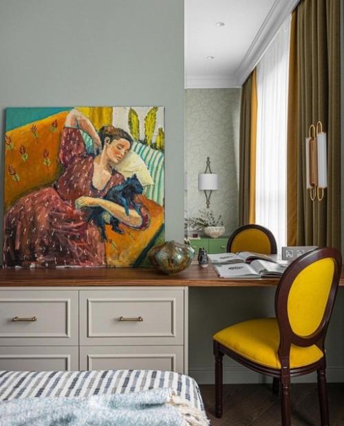 Классический интерьер, который дизайнер разбавил цветом.