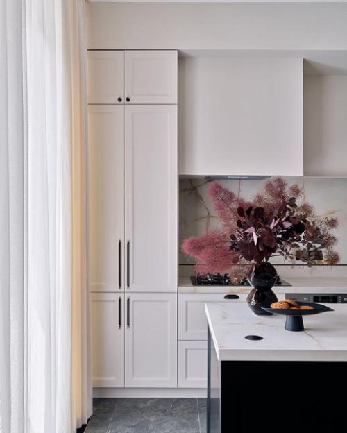 Классический интерьер просторной квартиры, где дизайнер постарался.