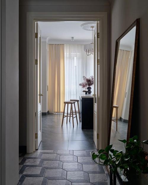 Классический интерьер просторной квартиры, где дизайнер постарался. 05