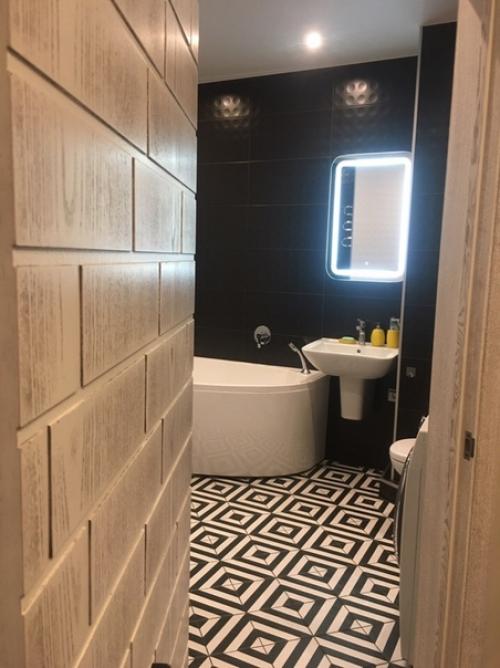 У нас была ванная с нестандартной планировкой. 05