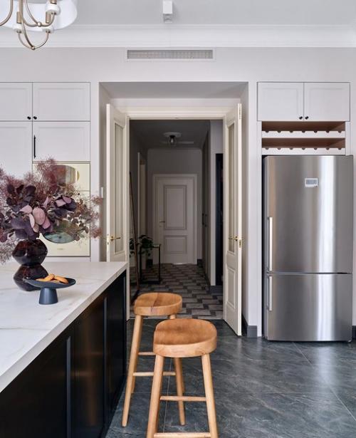 Классический интерьер просторной квартиры, где дизайнер постарался. 02