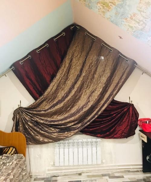 Очень удобный вариант для окошек мансарды!