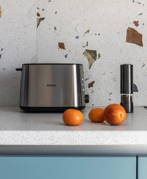 Смелый и необычный интерьер можно создать и с помощью нейтральных цветов. 03