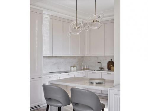 Дизайнер отлично поработал над квартирой с очень сложной планировкой.