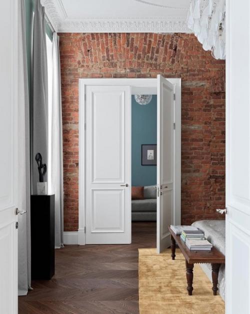 Яркий и необычный пример оформления спальной комнаты.