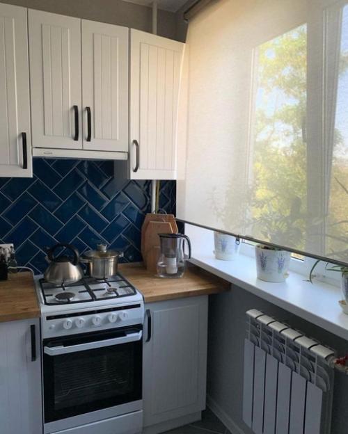 Темно-синий фартук изюминкой стал.