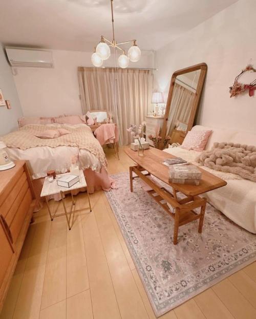 Кремовая спальня для молодой девушки.

