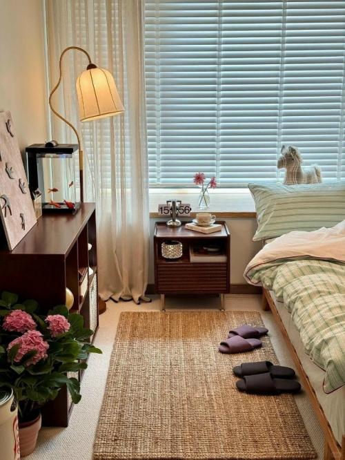 Уютный интерьер спальни с атмосферой спокойствия. 05