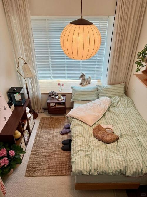 Уютный интерьер спальни с атмосферой спокойствия.

