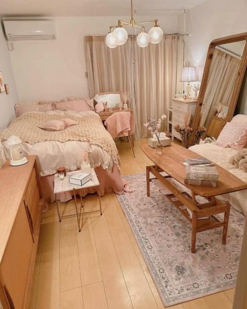 Кремовая спальня для молодой девушки. 01