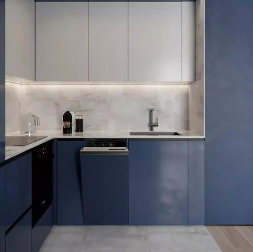 Не частый выбор для интерьера кухни - синий цвет. 01