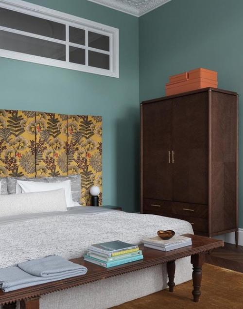 Яркий и необычный пример оформления спальной комнаты. 01