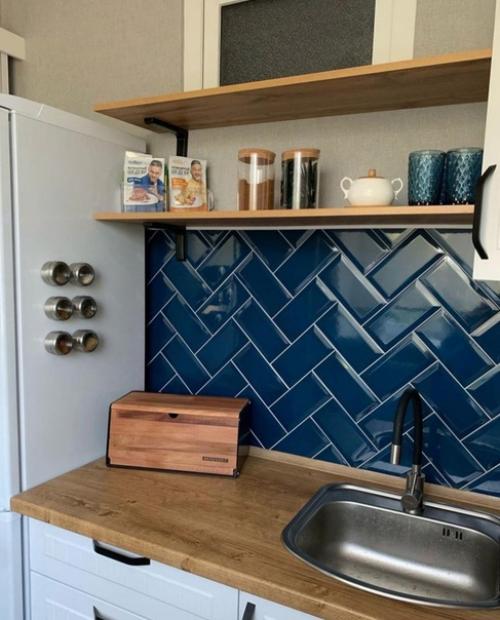 Темно-синий фартук изюминкой стал. 02