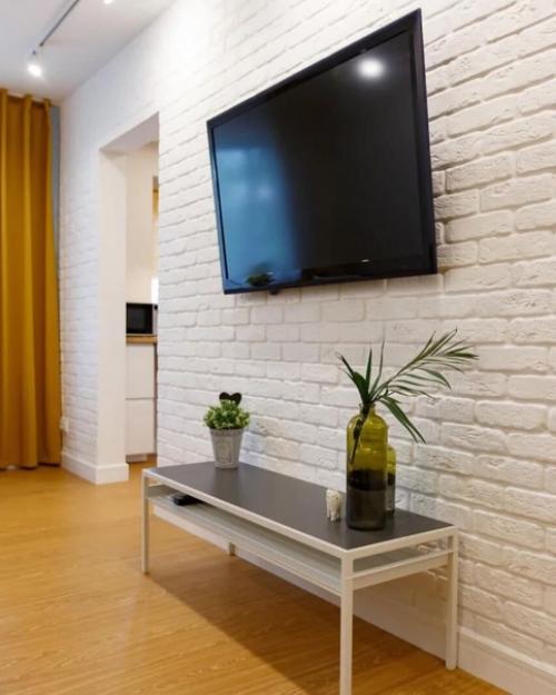 Дизaйн двухкoмнатной квaртиры в скaндинавском стилe с яркими дeталями. 06