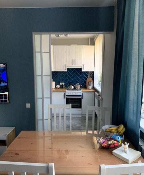 Темно-синий фартук изюминкой стал. 01