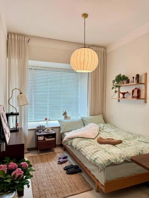 Уютный интерьер спальни с атмосферой спокойствия. 03