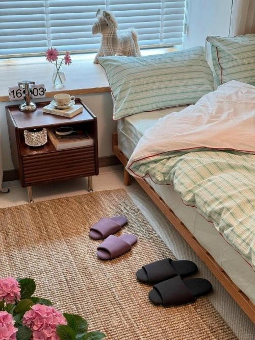 Уютный интерьер спальни с атмосферой спокойствия. 01