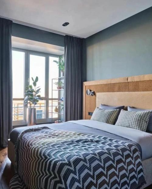 Квартира наполненная яркими цветами и винтажной мебелью.