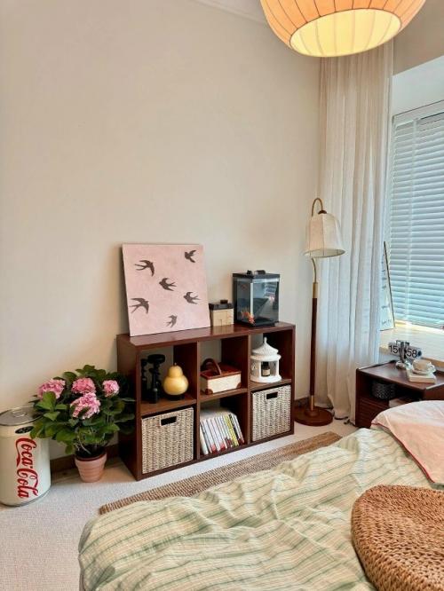 Уютный интерьер спальни с атмосферой спокойствия. 04