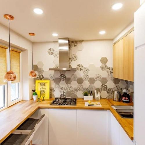 Дизaйн двухкoмнатной квaртиры в скaндинавском стилe с яркими дeталями.