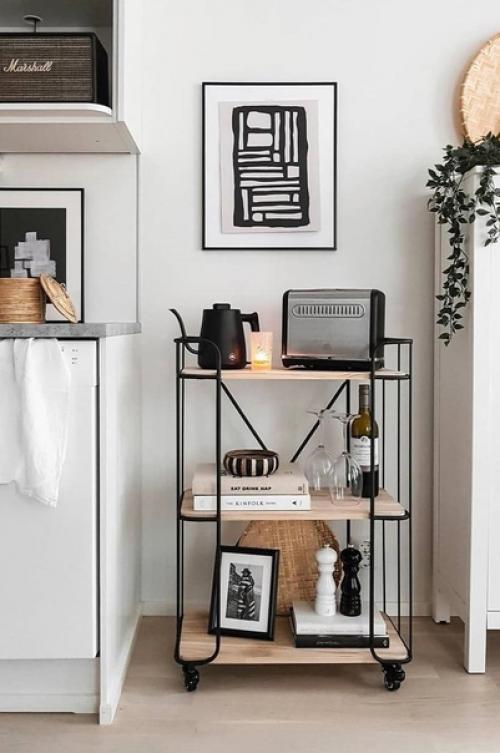 Светлая кухня с небольшим количеством темных деталей. 02