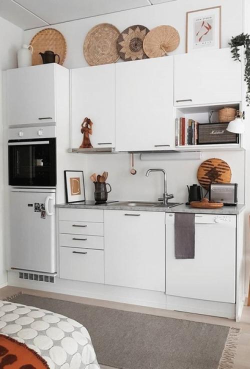 Светлая кухня с небольшим количеством темных деталей.