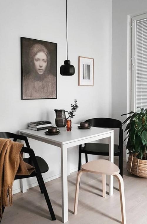 Светлая кухня с небольшим количеством темных деталей. 01