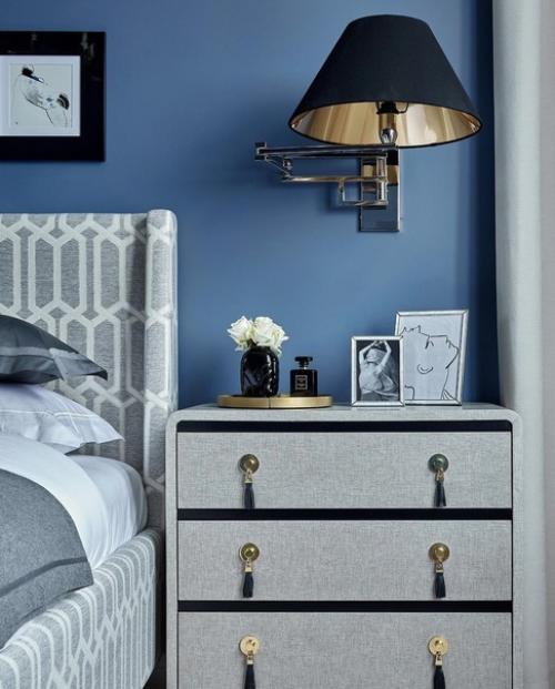 Спальная комната в холодных синих оттенках. 02