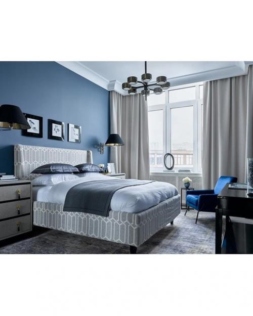 Спальная комната в холодных синих оттенках.