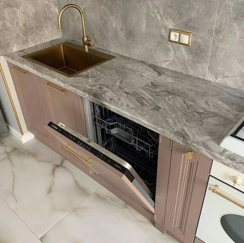 Пудровый розовый цвет в оформлении кухни. 03