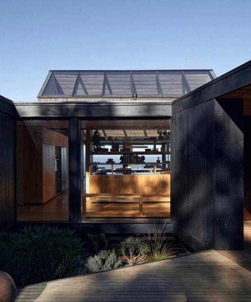 Безумно красивый интерьер дома в темных тонах. 01