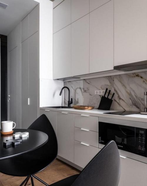 Эта квартира. Имеет небольшую площадь, но все решила правильно продуманная планировка.